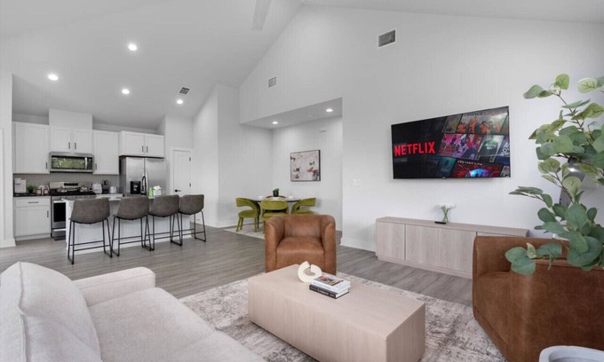 University Hills and Windsor Park House | Luxurious Hidden Gem - Downtown Access - Balcony