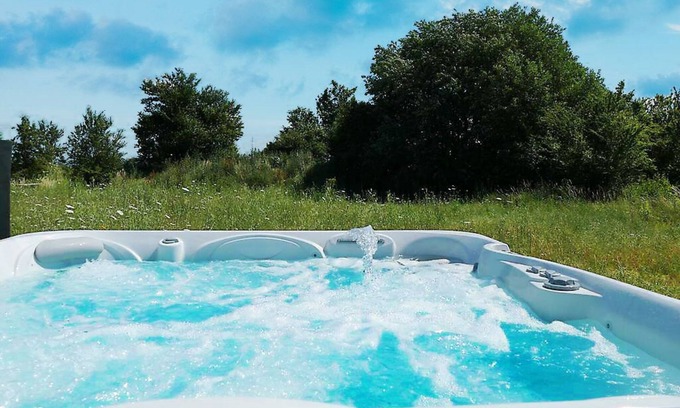 Trent House | Tranquil Beachside Retreat with Spa and Whirlpool Access