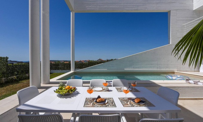 Debeljak House | Inviting 4 Bedroom Retreat in Debeljak with Pool & Spa