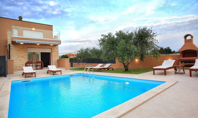Nin House | Discover Villa L&T Nin: Poolside Relaxation Near Nin