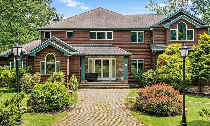 Cresco House | Elegant Retreat in The Poconos with Hot Tub & Breakfast
