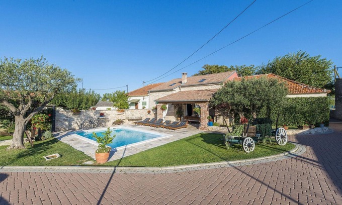 Zemunik Donji House | Spacious 4 Bedroom Getaway in Zemunik with Private Pool