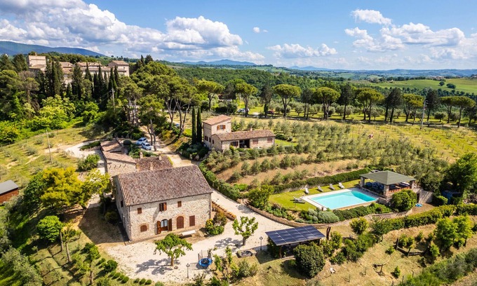 Loreto House | Spacious 5 Bedroom Retreat with Pool in Petroro Todi
