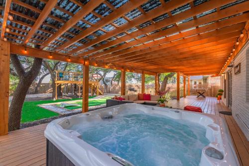 Wetmore House | Relaxing Retreat with Hot Tub & Tree Deck Near 6 Flags