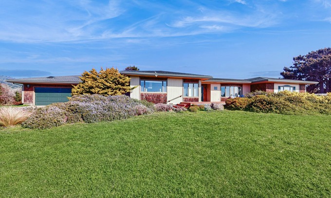Fort Bragg House | Oceanview Retreat: Game Room, Hot Tub & High Ratings
