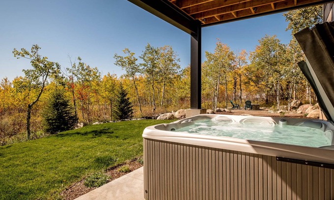 Steamboat Springs House | Exclusive Retreat with Hot Tub & Scenic Views - Chalet Cascada