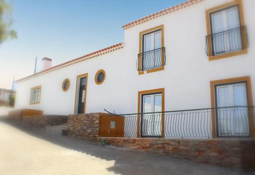 Mertola House | Elegant House in Corte de Pao with Private Pool Retreat