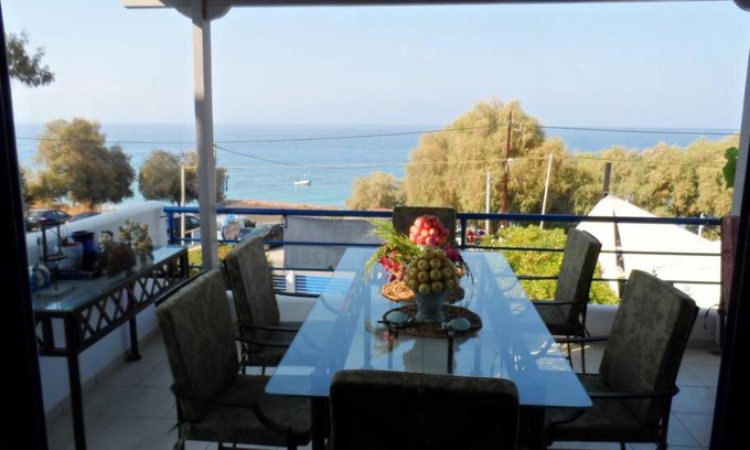 Kato Diminio House | Waterfront Haven: Family-Friendly Retreat with Top Reviews