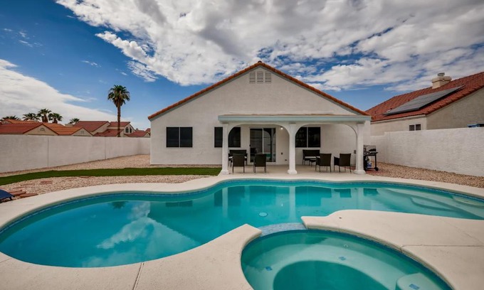 North Las Vegas House | Elegant House with Pool, Spa & Ocean Views - Rated 9.7