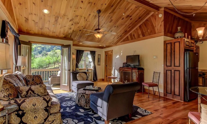 Wiley Cottage | Serene King Bedroom Suite with Hot Tub in North Georgia