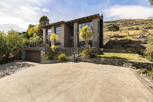 Kelvin Heights Villa | Serene Lake View Retreat - Family Friendly 4-Star Escape