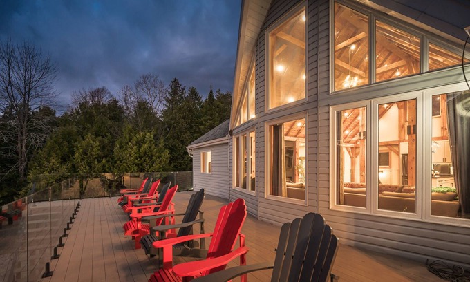 Lion's Head Cottage | Ideal Lakefront Mansion: Perfect Family Getaway Awaits!