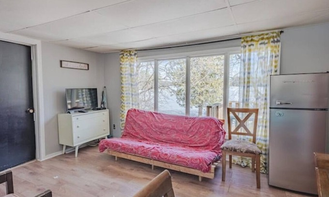 Frontenac Cabin | Elegant Lakefront Loft with Spa, Hot Tub & Breakfast