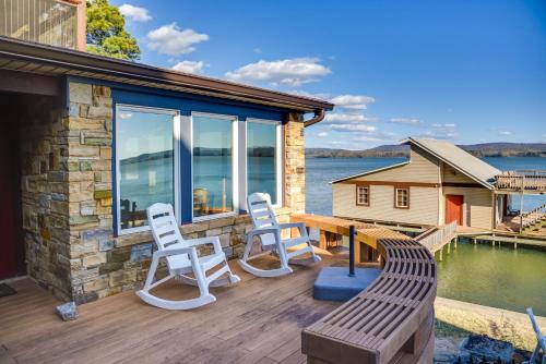 Groveoak House | Lakefront Retreat in Scottsboro with Spa and Dock Access