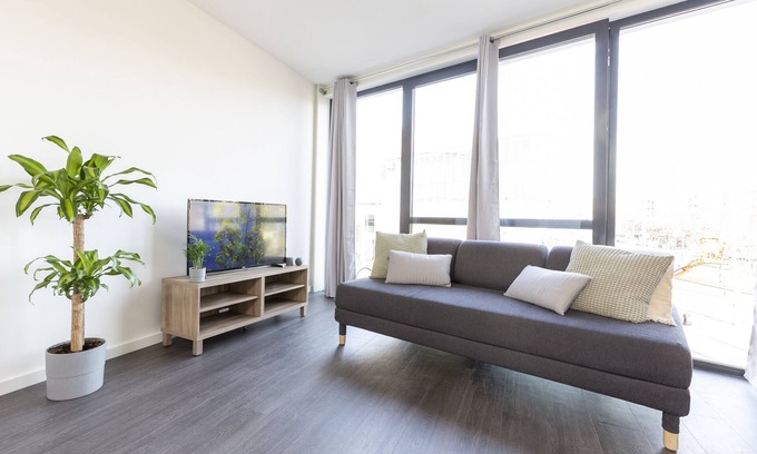 Delft Apartment | Stylish Loft with City Views and Breakfast near Downtown