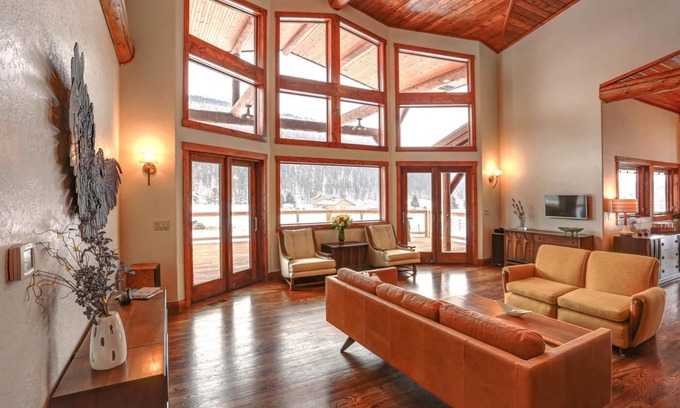 Nemo Villa | Nemo Mountain Villa: Scenic Retreat with Pool & Spa
