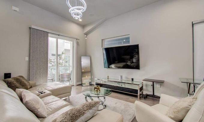 Astrodome Apartment | Elegant Med Cntr/NRG Townhome - Pet & Child Friendly Stay