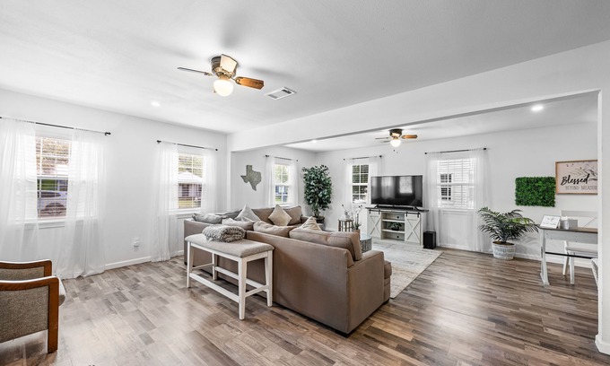 Angleton House | Pet-Friendly Modern Farmhouse with Spa & Hot Tub