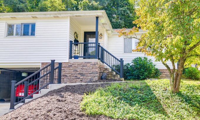 Morgantown House | Exquisite Morgantown Retreat with Breathtaking Views