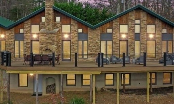 Berkeley Springs House | Apache Heights: Experience Top-Rated WV Hospitality Today!