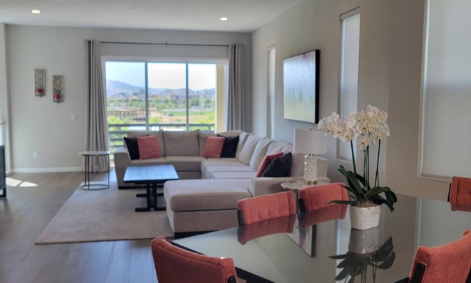 Dublin House | Elegant 4 BD/3.5 BA Home Near Transit with Breakfast