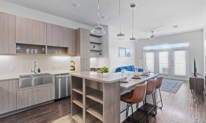 West Oak Hill Apartment | Luxurious New Unit|1Bd1Ba|Pool, Golf Sim