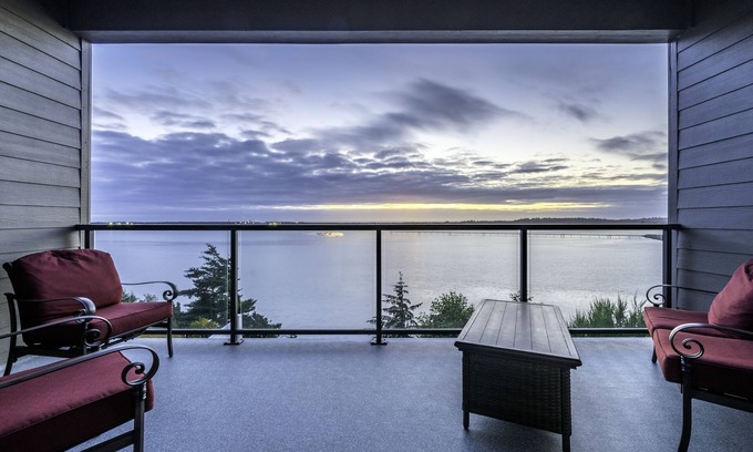 Coos Bay House | Inviting Oregon Coast Townhouse with Spectacular Views