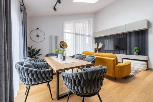 Vidzeme Suburb Apartment | Premier Penthouse with Parking - Guest Rated 9.9/10