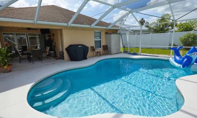 Port Saint Lucie House | Cozy Pool Cottage for a Perfect Romantic Getaway