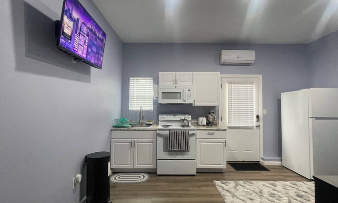 Bohemia Apartment | Pristine Apartment Near Country Club: Spa, Breakfast & More!