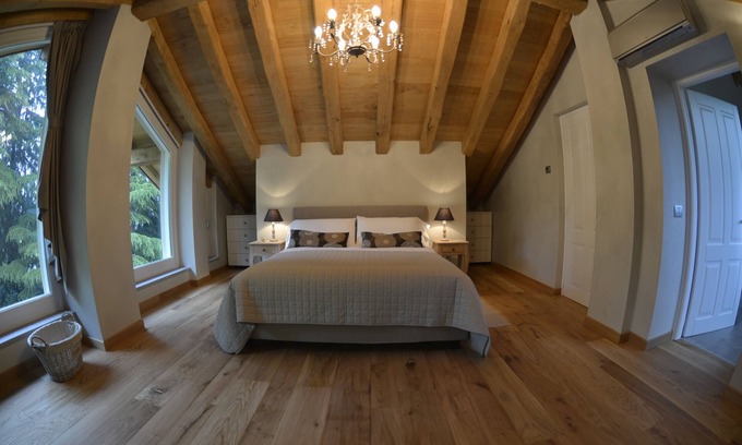 Carbonate House | Premier Stay near Milan, Como & Varese with Pool Access