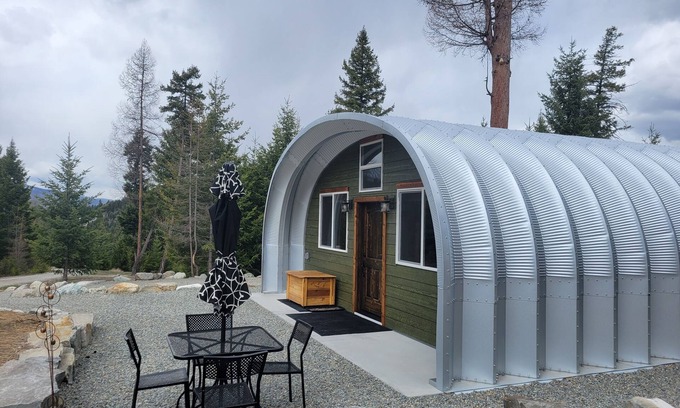 Kalispell Cabin | Scenic Quonset Hut Retreat with Mountain Views & Pool