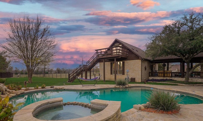 Weston House | Luxurious Ranch Style Home w Oasis Backyard & Pool