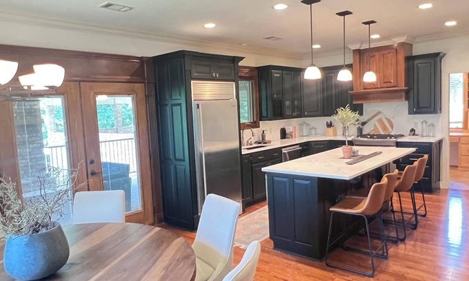 Mid America House | Luxurious Relaxation on Lake Hamilton