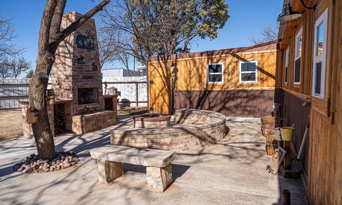Shallowater House | Elegant Getaway Steps from Jones AT&T Stadium!