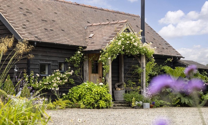 Ludwel House | Intimate Romantic Getaway: One Bedroom with Kitchen
