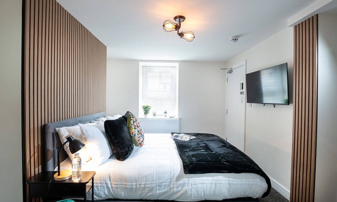 Whitehaven House | Elegant Room with En-suite Bath for a Relaxing Getaway