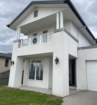Wollert Bed & Breakfast | Convenient Stay Next to Hume Freeway, 25 Min to Airport