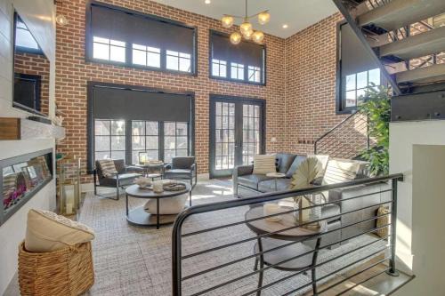Hitch Village - Fred Wessels Homes House | Luxurious Savannah Townhome with River views