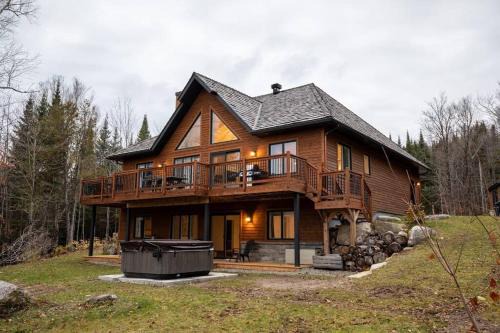 Saint-Faustin-Lac-Carre Ski Chalet | Elegant Scandinavian Golf Chalet with Private Spa Retreat