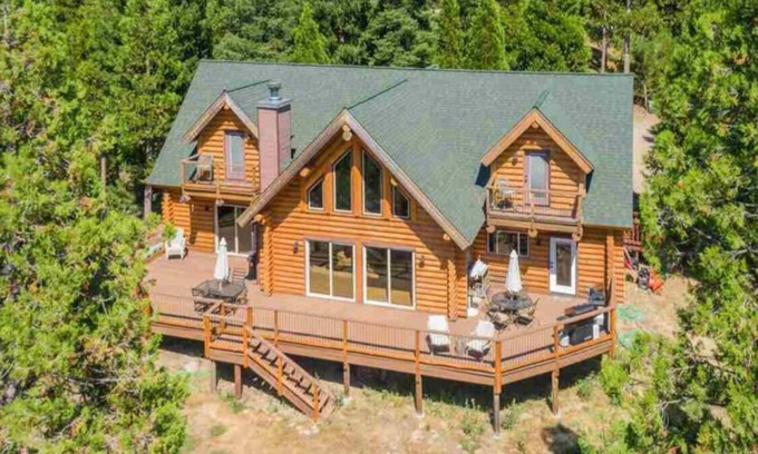 C-Road Cabin | Family-Friendly Log Cabin with Pool & Breakfast, Rated 9.8