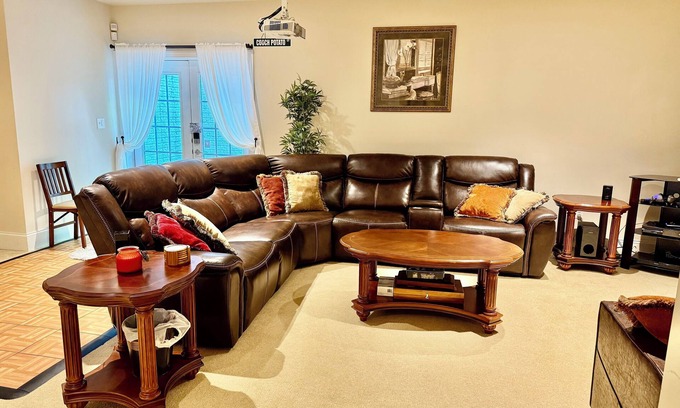 Clifton Apartment | Luxurious spacious suite w. private entrance 2 bedrooms f. bath f. kitchen gym!