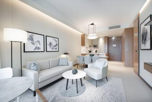 Downtown Dubai Apartment | Elegant Retreat in Downtown Dubai with Oceanfront Views