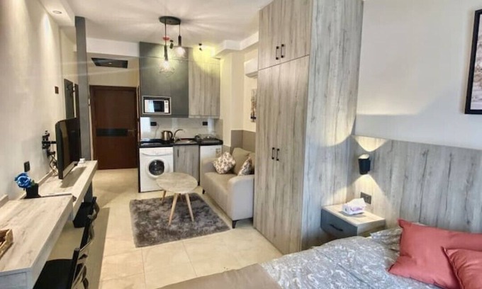Amman Apartment | Cozy Studio Retreat in Abdoun with Kitchen & Breakfast