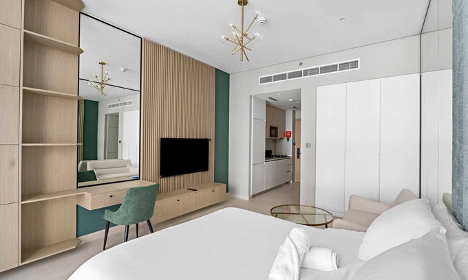 Discovery Gardens Apartment | Stylish Studio in Westwood with Pool & Breakfast Included