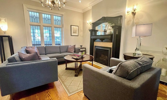 Palmerston House | Luxurious Suite in the Heart of Little Italy
