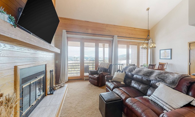 Wildernest Condo | Top-Floor Condo with Balcony, Great Views & WiFi