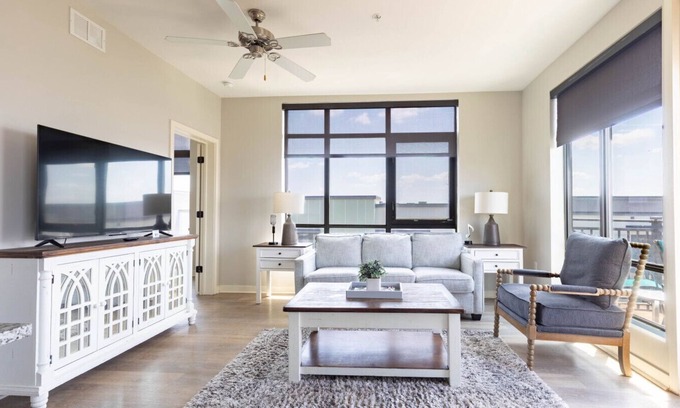 Rolling Mill Hill Condo | Elegant Downtown Condo with Kitchen & Breakfast Included