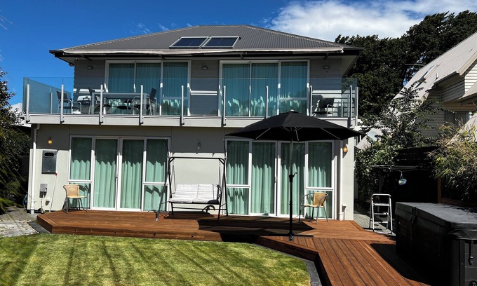 Sydenham House | Luxurious tranquil getaway, romantic garden, led lighting and spa.