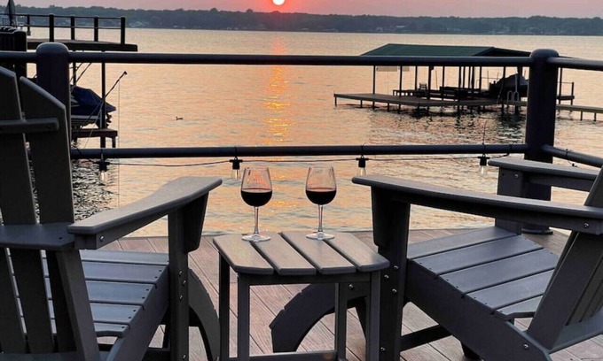 Carolyn Estates House | Tranquil 4BR Lakefront Villa with Stunning Views & Breakfast